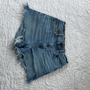 American Eagle  High-Waisted Denim Shorts with Frayed Hem Size 00